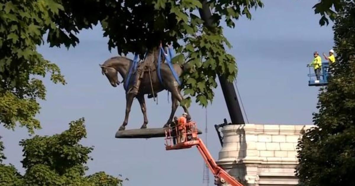 Virginia Removes Robert E Lee Statue From Richmond S Monument Avenue