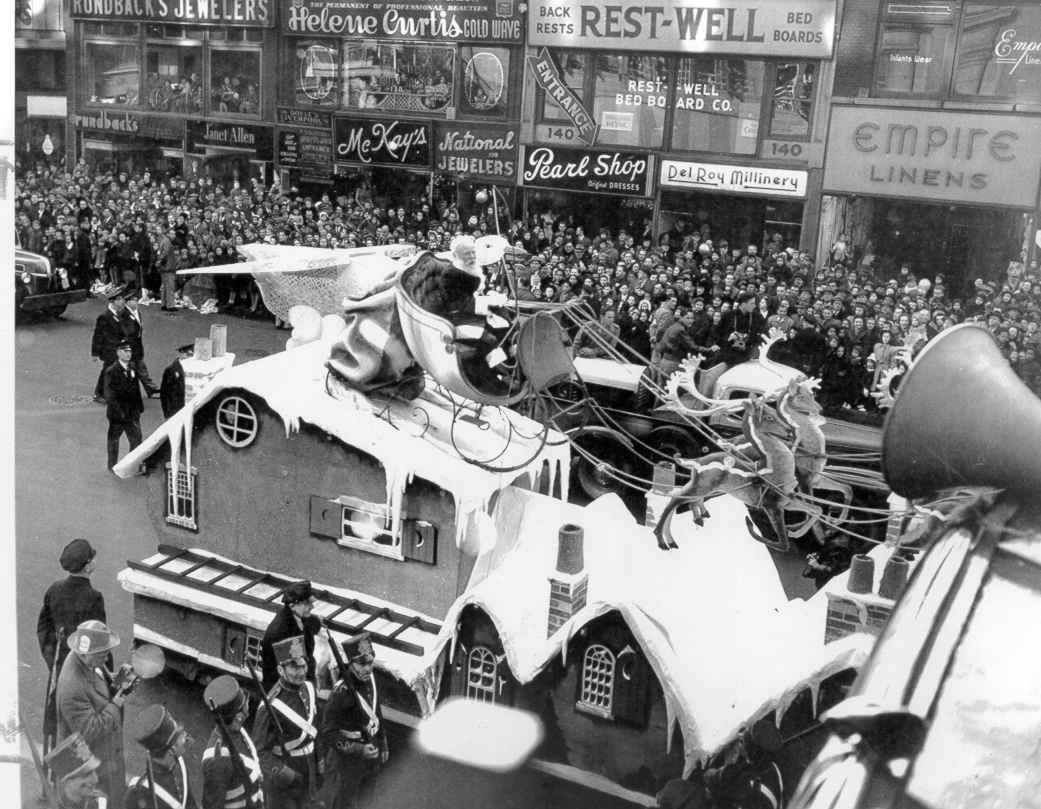 edmund-gwenn-as-santa-in-the-1946-parade-while-filming-miracle-on-34th-street.jpg 
