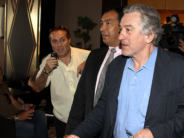 010-cannes-deniro.gif 