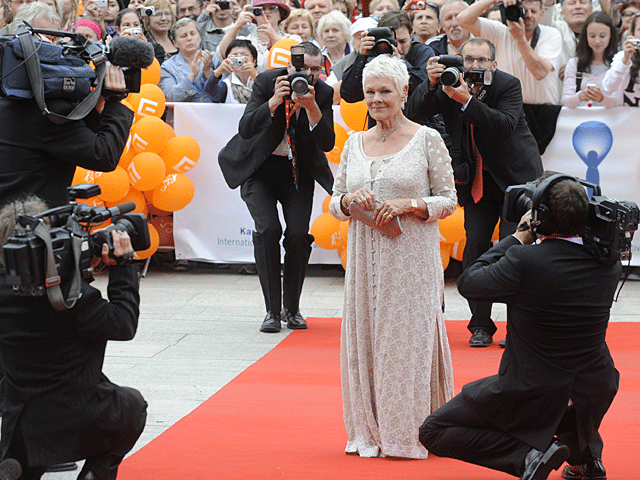 007-dench--red-carpet.gif 
