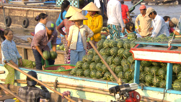 vietnam-floating-market-04-620.jpg 