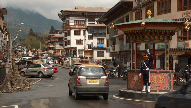 bhutan-thimphu-traffic-circle-manned-by-officer-620.jpg 