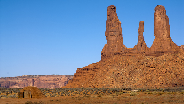 monument-valley-three-sisters-formation-navajo-hogan-verne-lehmberg-620.jpg 
