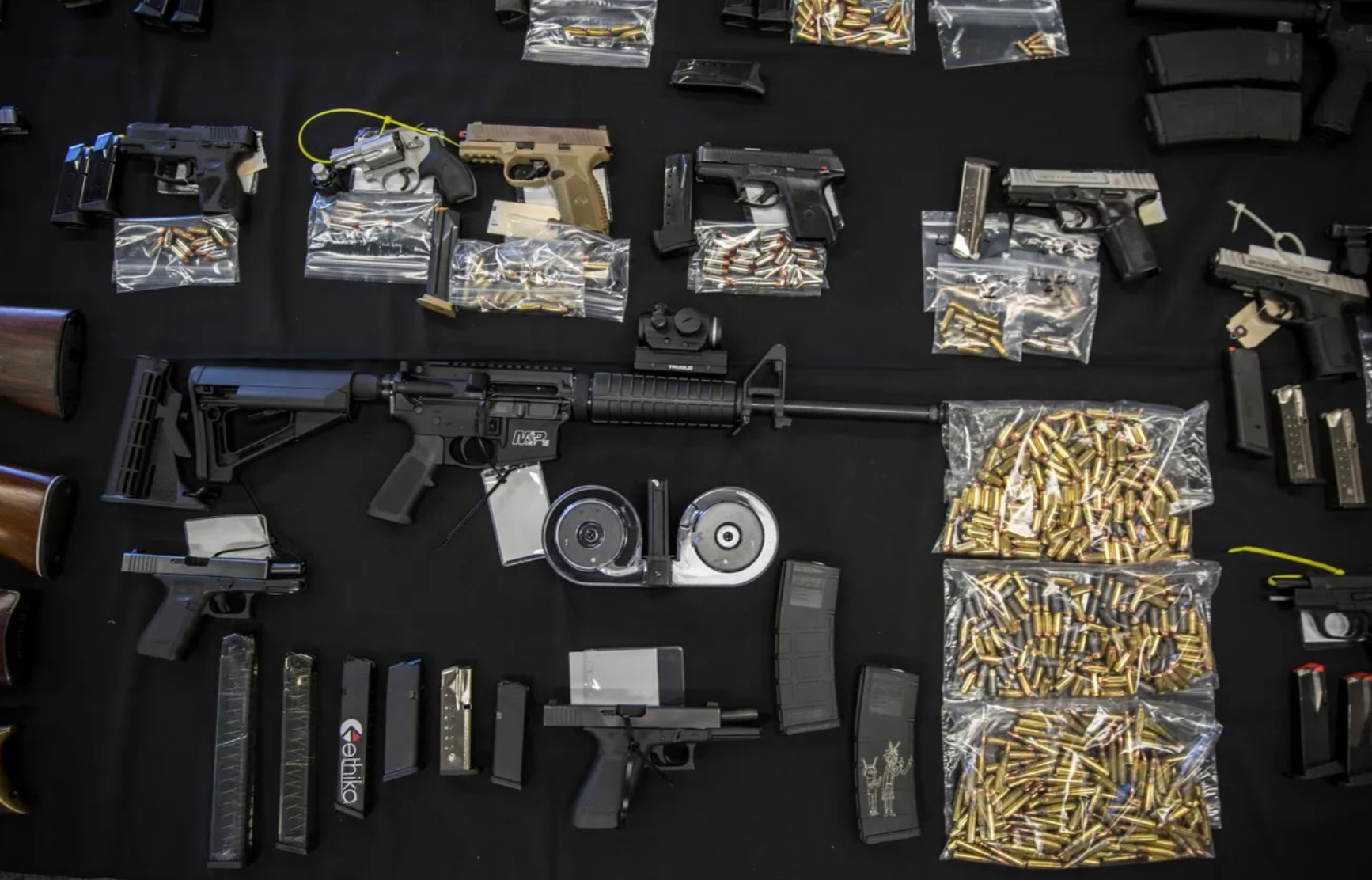 తుపాకులు మరియు మందుగుండు సామగ్రి