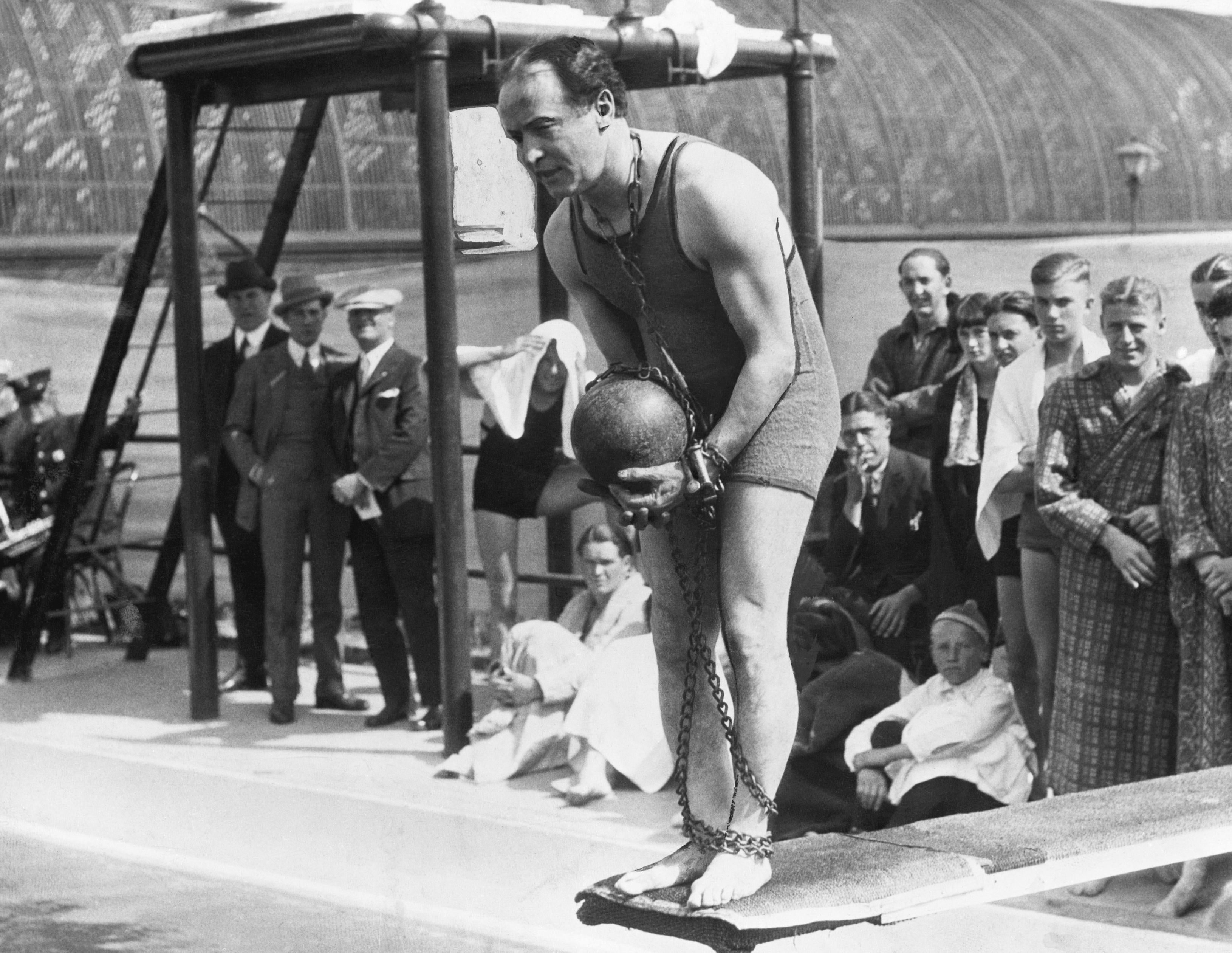 Houdini Preparing for Underwater Escape 