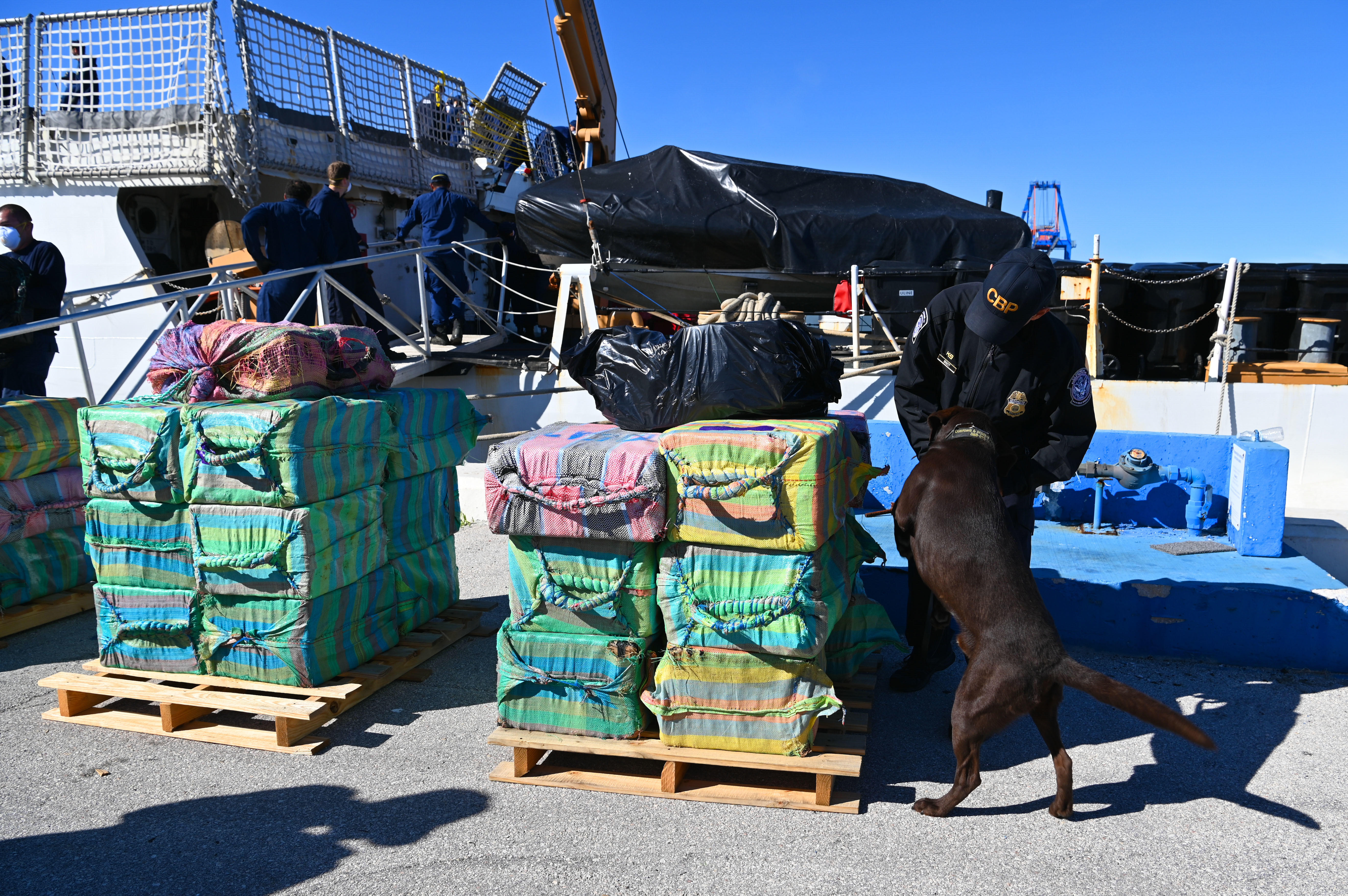 USCGC Campbell Crew downloads approximately $ 91.3 million in cocaine in ft. Lauderdale 