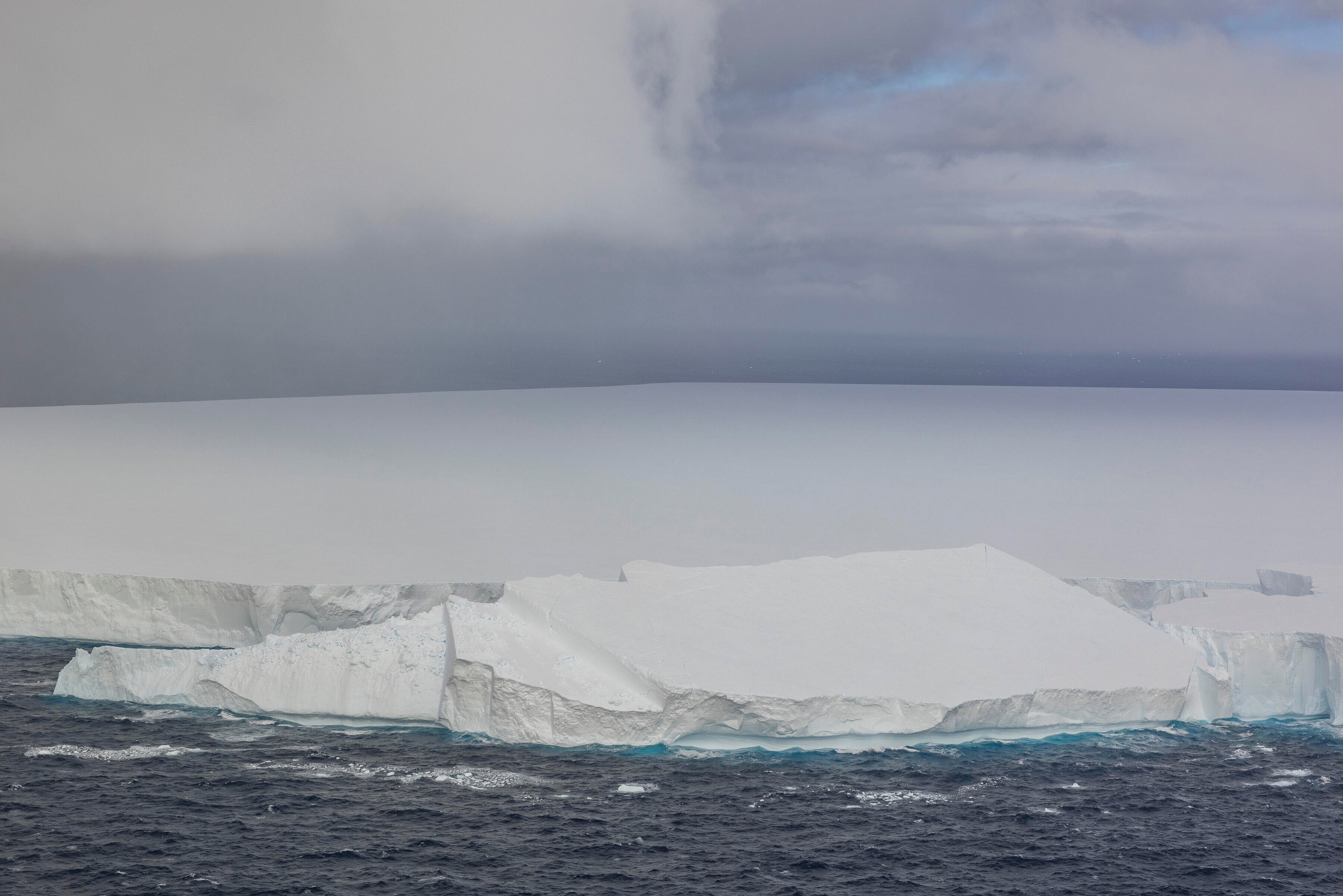 A23A iceberg heads toward the georgia island 