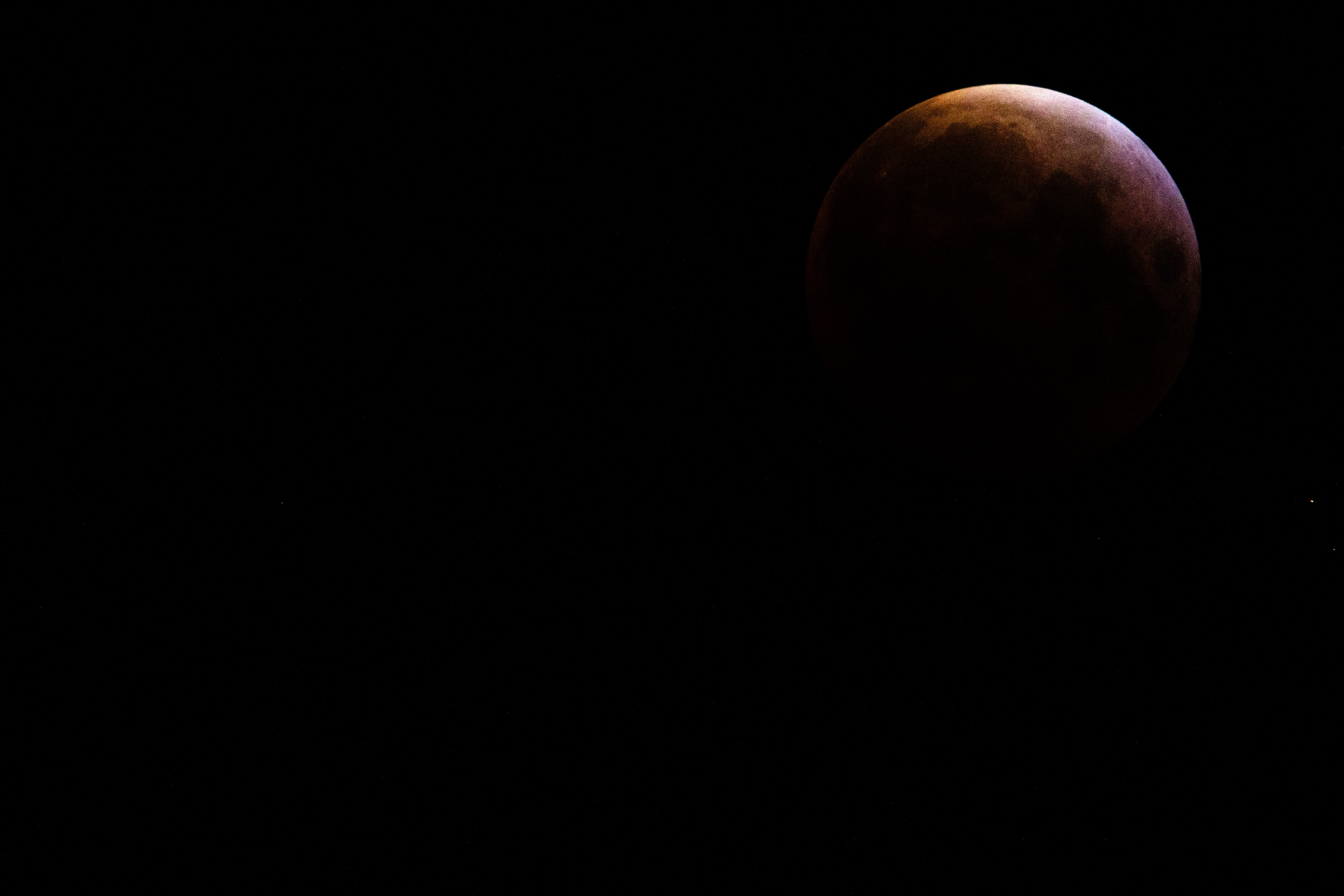 See pictures of the total lunar eclipse and 