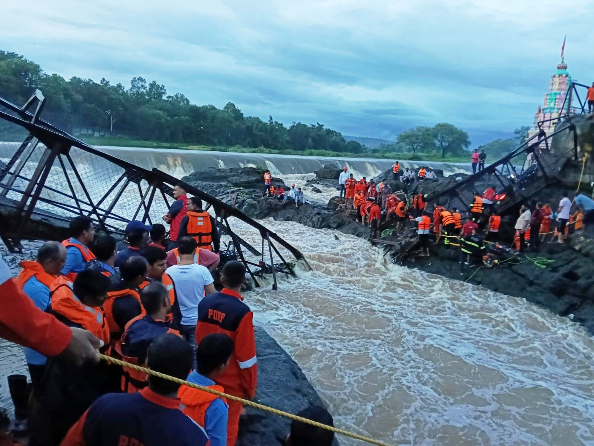 The collapse of the India Bridge 