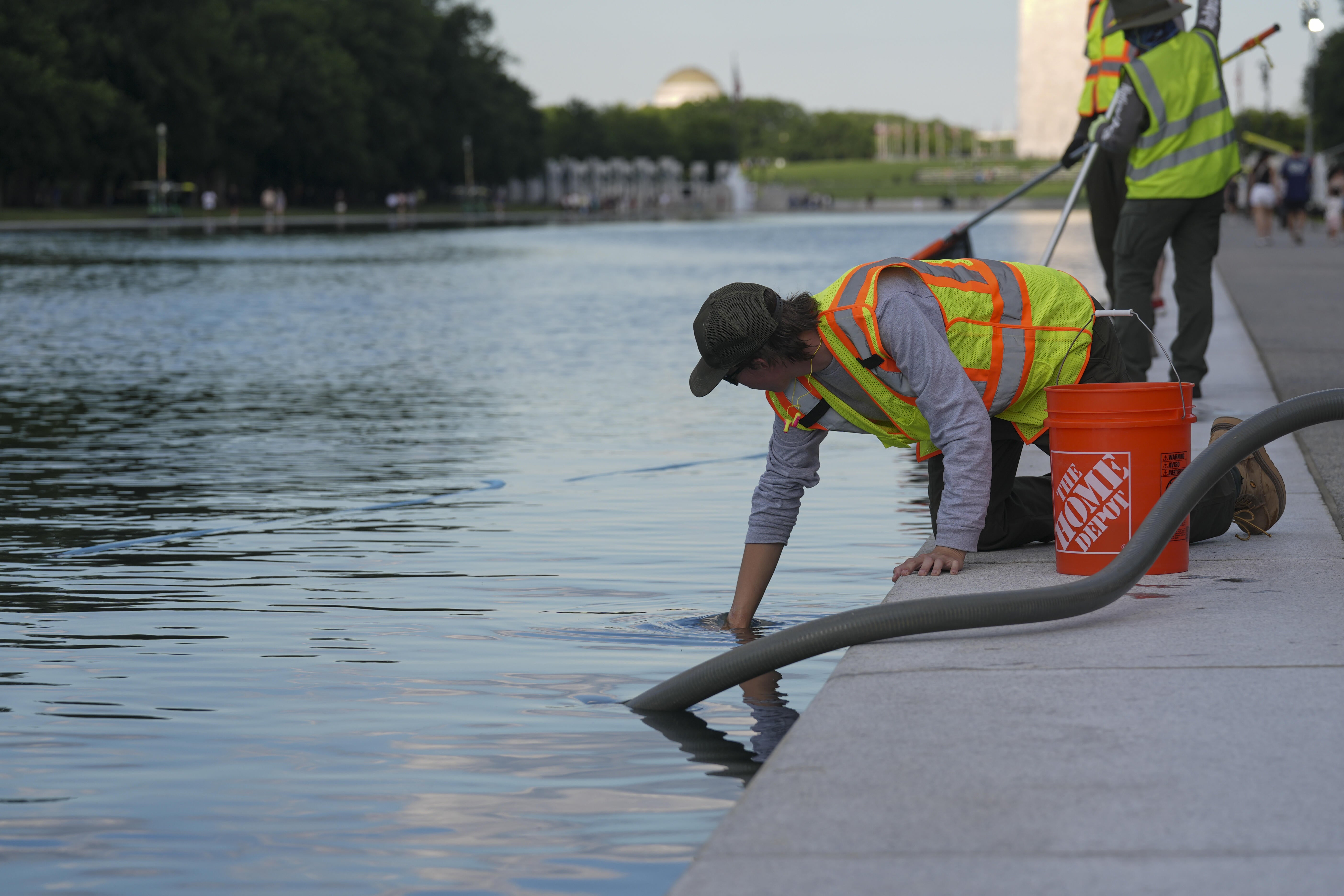 Lincoln Memorial Reflecting Pool passa por limpeza de algas