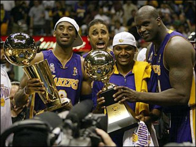 Kobe Bryant with the NBA Championship Trophy after winning Game 4 of the  2002 NBA Finals Photo Print (20 x 24) - Item # PFSAASS17320