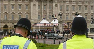 Buckingham Palace Breach? - CBS News