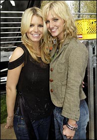 Ashlee and Jessica Simpson 