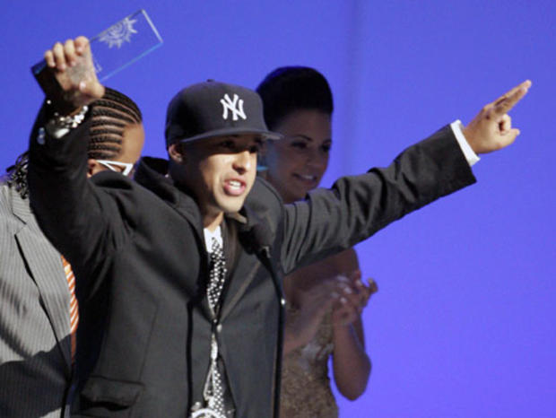 Daddy Yankee Accepts Award 
