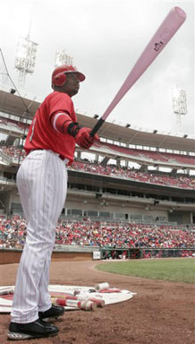 Mauer, Twins swing pink bats for Mother's Day