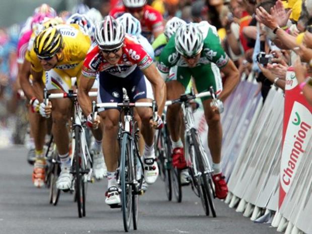 Robbie McEwen sprints on his way to win the 4th stage of the 93rd Tour de France 