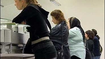 Germans apply for unemployment benefits 