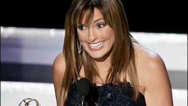 Mariska Hargitay accepts her emmy 
