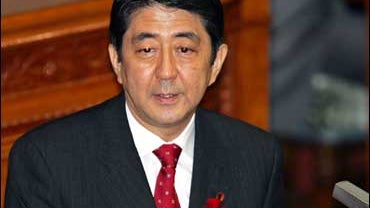 Shinzo Abe addressing lawmakers 