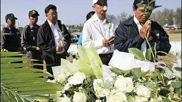 Thais at tsunami memorial 