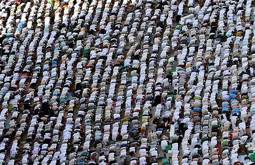 Hajj Pilgrims Pray 