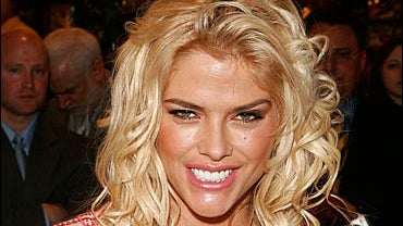 Model Anna Nicole Smith signs autographs 