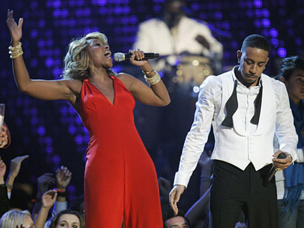 Ludacris and Mary J. Blige perform the song "Runaway Love" 