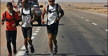 Extreme Athletes Run Length of Sahara - CBS News