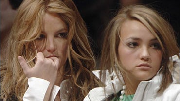 Britney Spears stands courtside with sister Jamie Lynn 