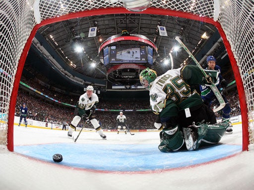 Canucks Charge Past Stars 4-3 