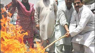 effigy of Pres. Musharraf burns in protest in Multan, Pakistan 