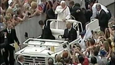 Scuffle at the popemobile 