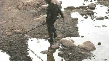 A Turkish soldier uses a land mine detector near the Turkey-Iraq border 