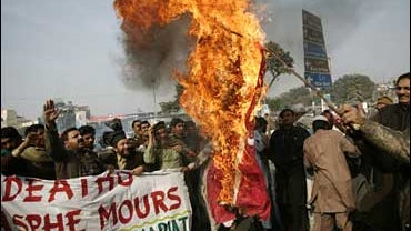 Pakistani protester condemn the reprinting of Prophet Muhammad cartoons 