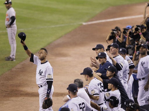 Derek Jeter tips his hat to the crowd 