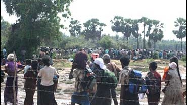 Civilians flee an area controlled by Tamil Tiger rebels ahead of an expected attack by the Sri Lankan military, April 20, 2009. 