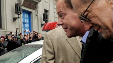 Actor Kiefer Sutherland arrives at the 1st. Precinct for questioning, Thursday, May 7, 2009, in New York, about a claim by fashion designer Jack McCollough that Sutherland head-butted him at a Manhattan nightclub. 