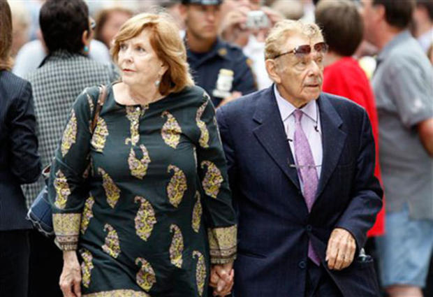 Entertainers Jerry Stiller, right, and his wife, Anne Meara, arrive for Walter Cronkite's funeral at St. Bartholomew's Church on Park Ave. in New York, Thursday, July 23, 2009. 