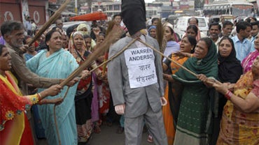 Survivors of the Bhopal gas disaster beat an effigy of former chief executive of Union Carbide Corp. Warren Anderson, in Bhopal, India, Friday, July 31, 2009. 