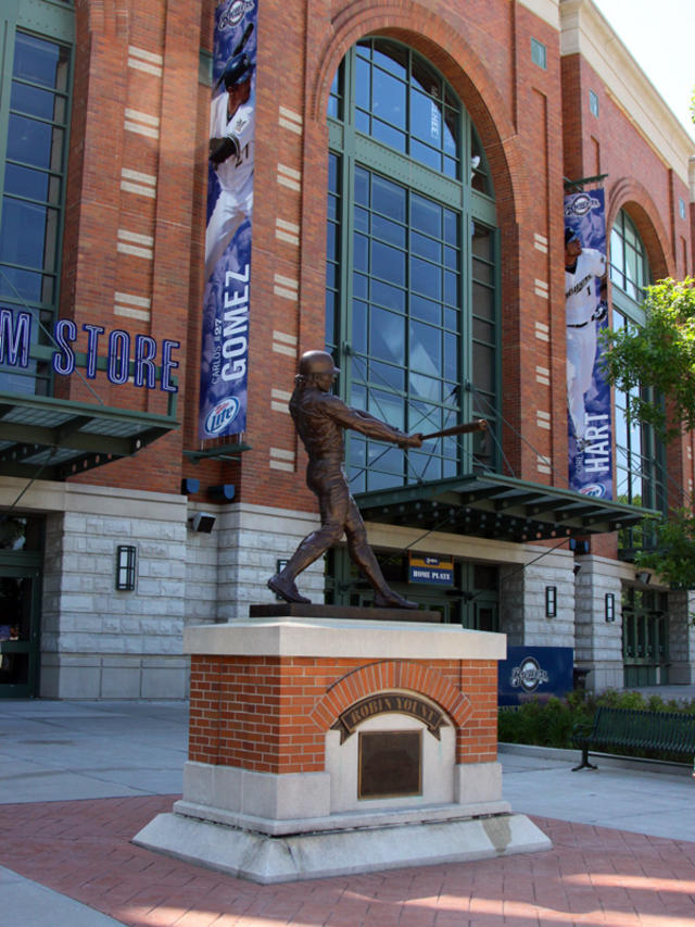 Bob Uecker will be getting a statue in the last row of Miller Park