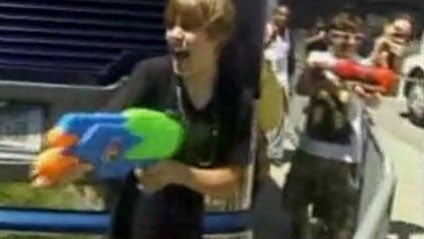 Justin-Bieber-Water-Fight1.jpg 