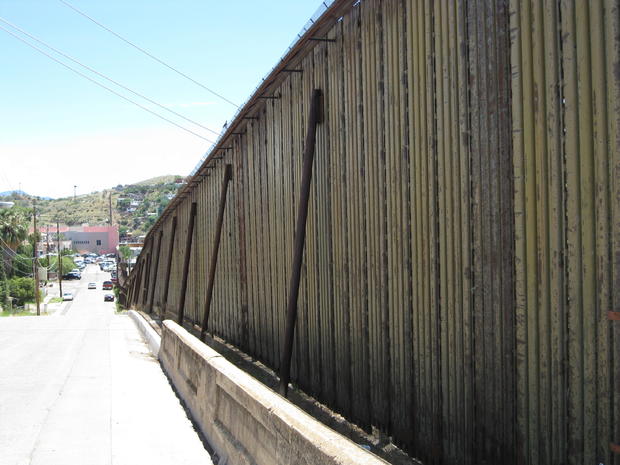 Border_fence_Nogales,_Arizona_004.jpg 