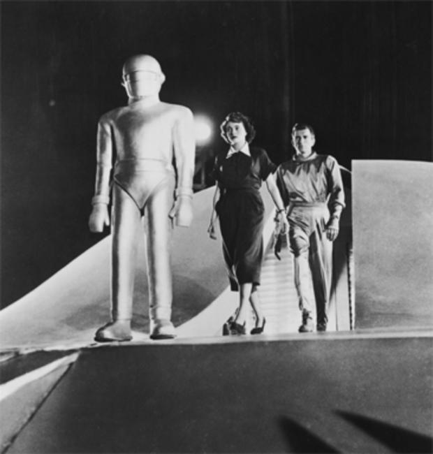 Patricia Neal with Michael Rennie and the robot Gort in the 1951 science fiction classic, â 