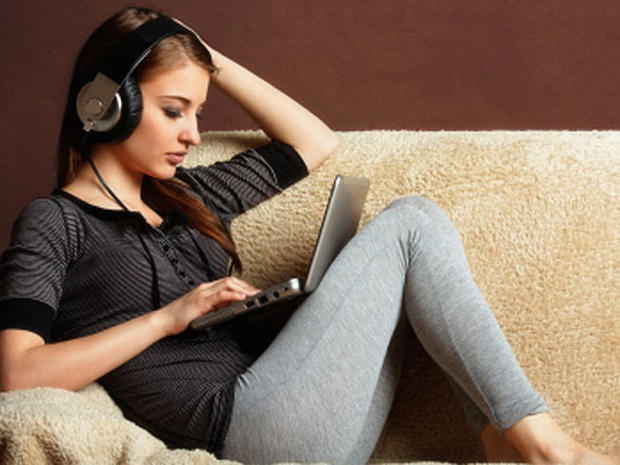 istockphoto, girl, teen, music, headphone, laptop 