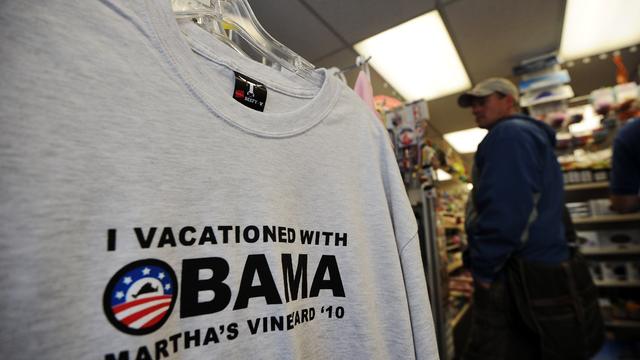 obama-vacation-sweatshirt.jpg 