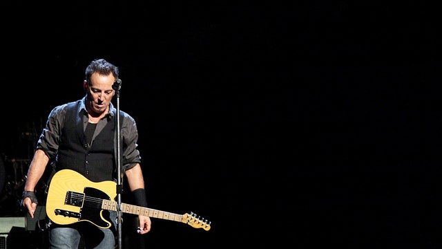 NEW YORK - NOVEMBER 07: Bruce Springsteen performs onstage at Madison Square Garden on November 7, 2009 in New York City. (Photo by Roger Kisby/Getty Images 