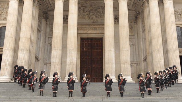 LONDON, ENGLAND - SEPTEMBER 20: Pipers play on the steps after the Alexander McQueen Memorial Service at St Pauls Cathedral on September 20, 2010 in London, England. (Photo by Ian Gavan/Getty Images) 