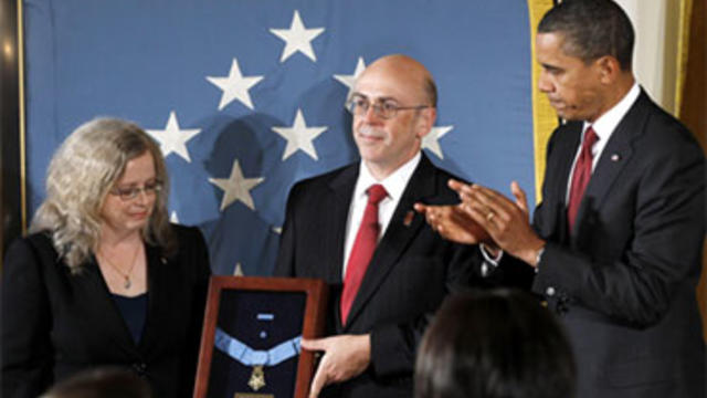 Obama awards Medal of Honor 