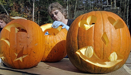 020-kaaren-carves.jpg 