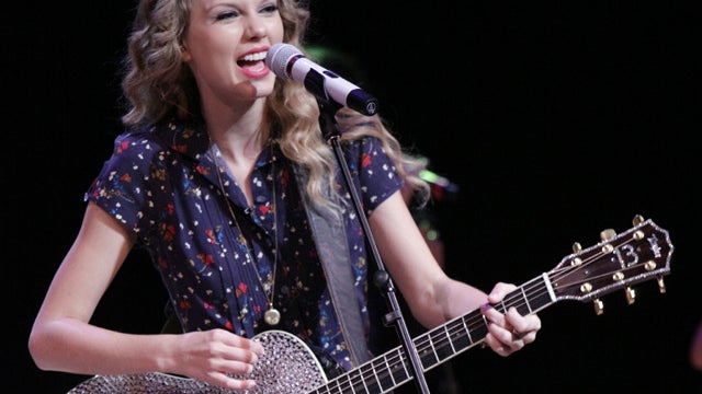 swift_w_guitar_crop.jpg 